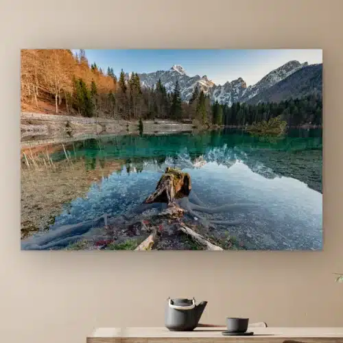 Alpenmeer aan de muur boven een houten tafel met theepot