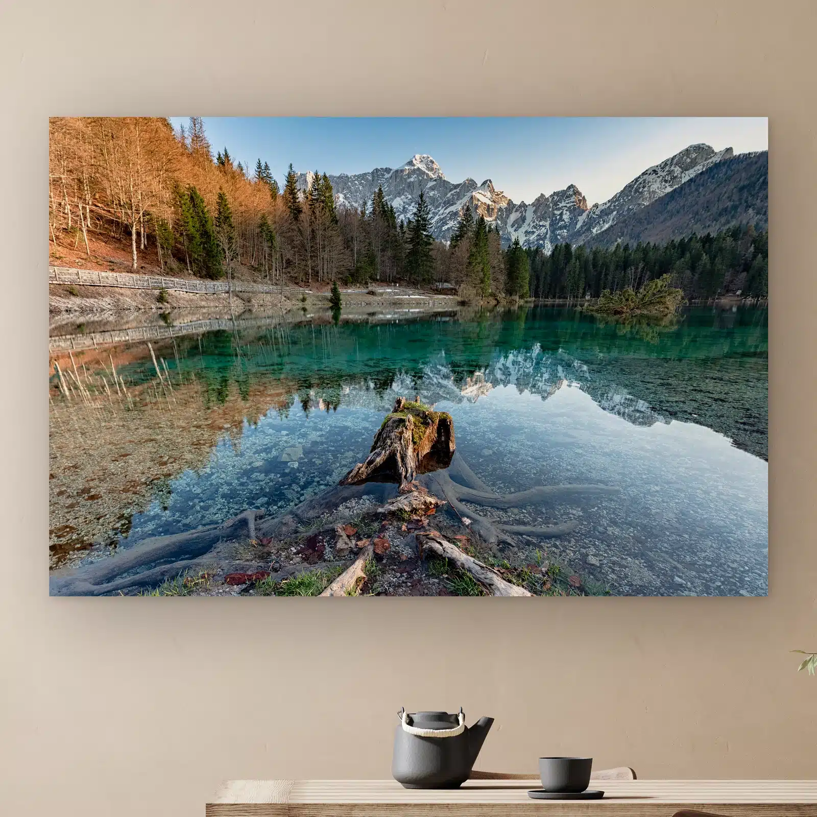 Alpenmeer aan de muur boven een houten tafel met theepot