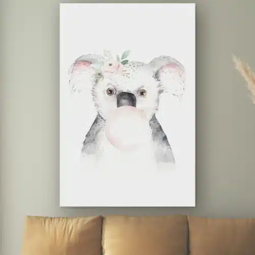 Bellenblazende koala aan de muur boven een cognac bank