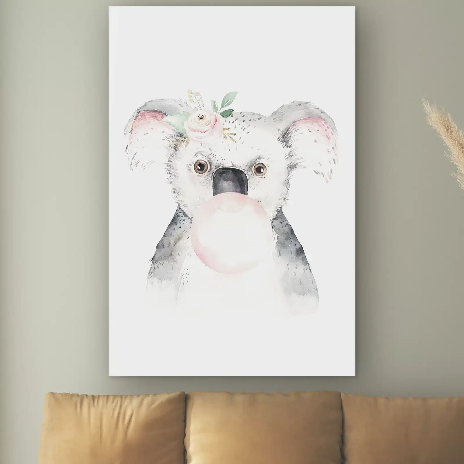 Bellenblazende koala aan de muur boven een cognac bank