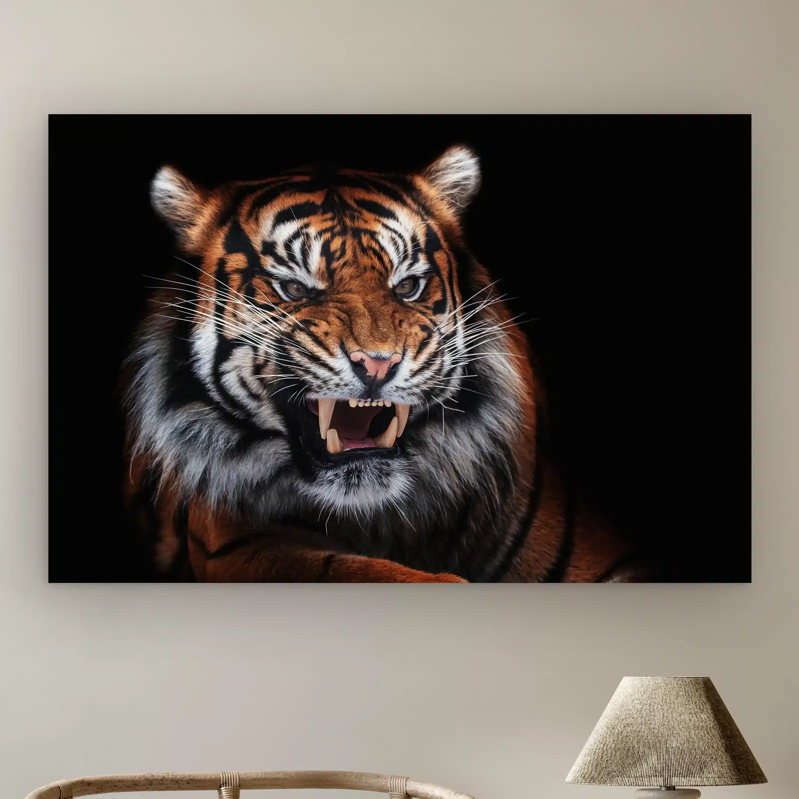 Brullende tijger aan de muur boven een rotan stoel en een tafellamp