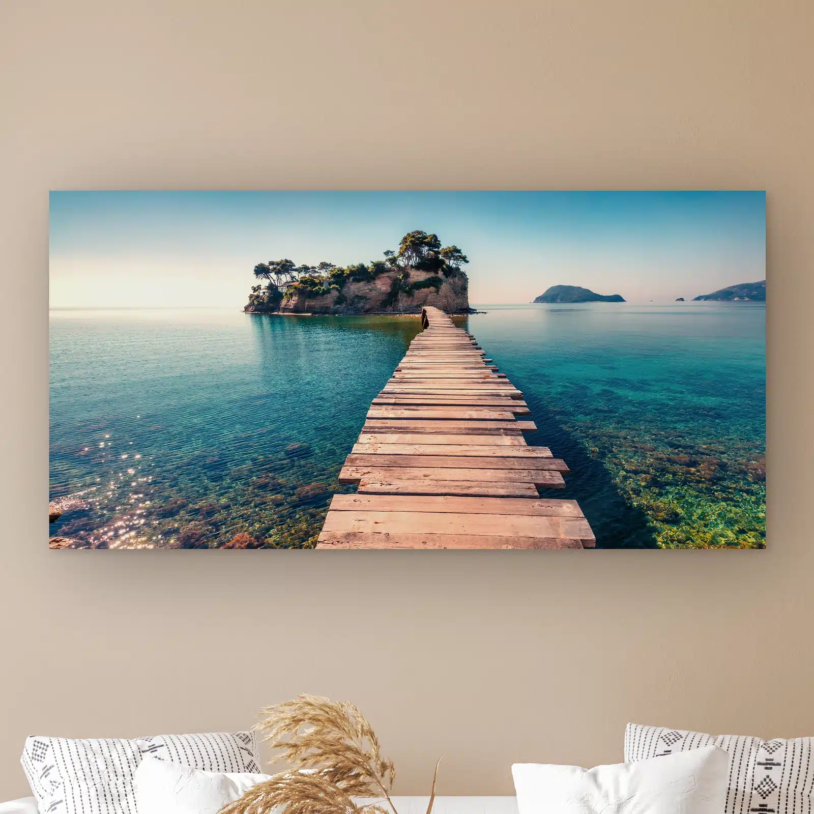 Cameo Island aan de muur boven een witte bank met kussens