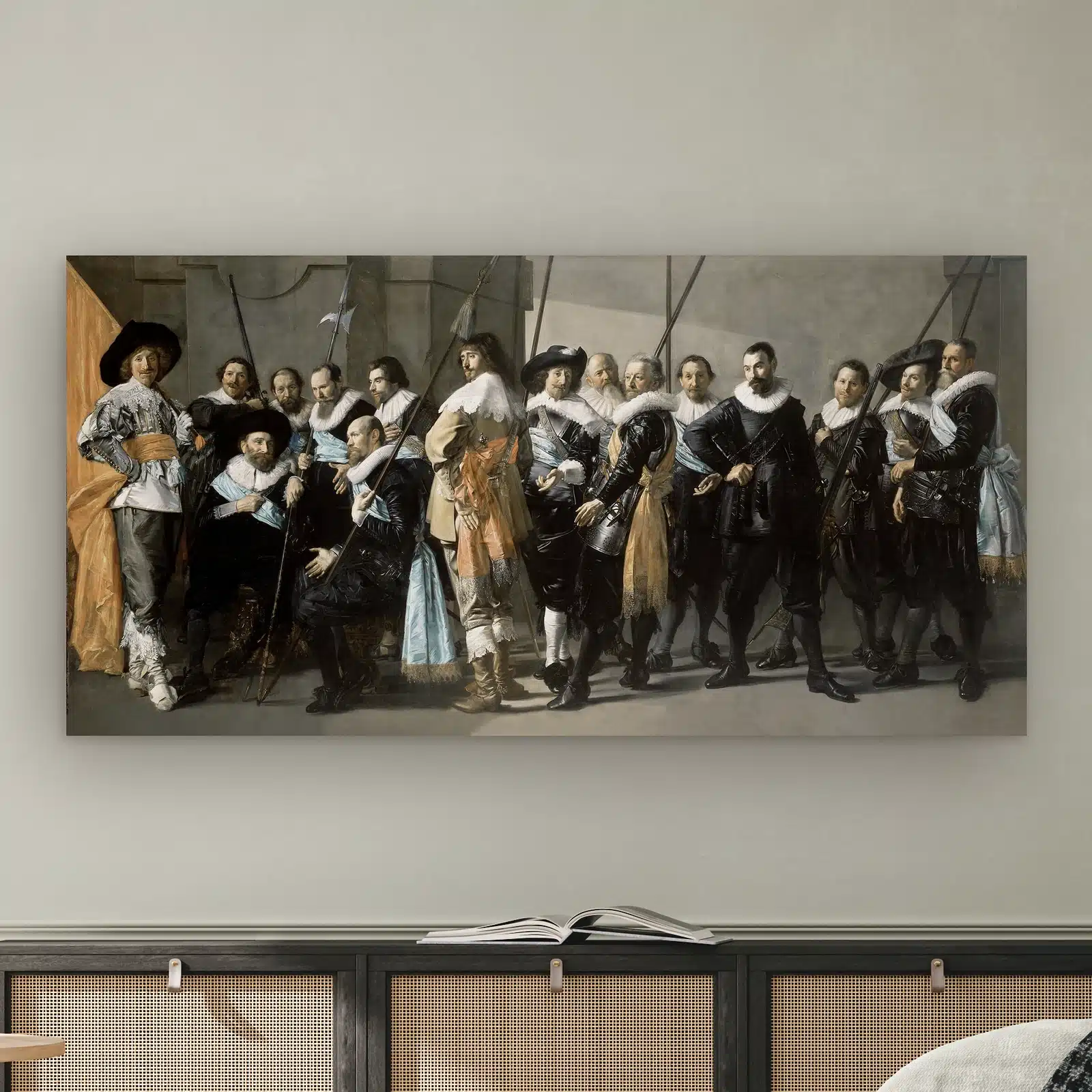 De magere compagnie van Frans Hals aan de muur boven een dressoir met rotan deurtjes