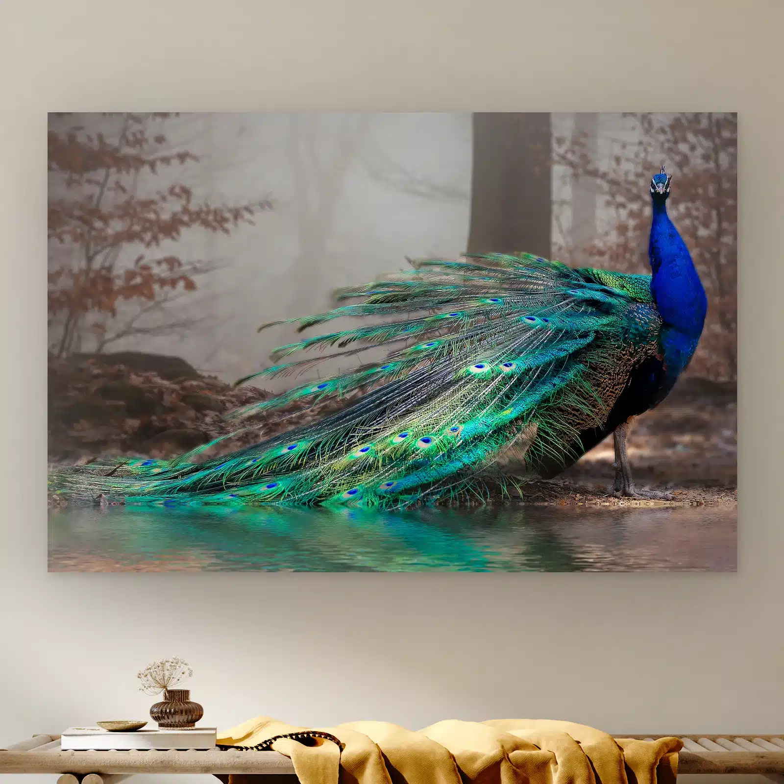 Elegante pauw aan de muur boven een houten bank met een okergele plaid