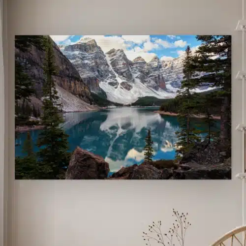 Kristalhelder bergmeer aan de muur in een lichte kamer met droogbloemen