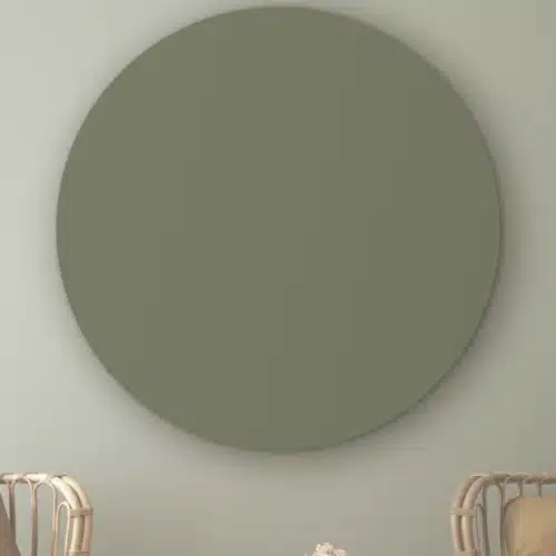 Muurcirkel Army green aan de muur boven twee rotan stoelen