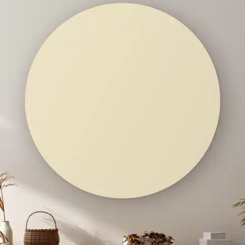 Muurcirkel Beige aan de muur boven een kast met een rieten mandje