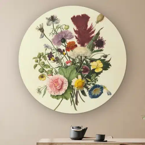Muurcirkel Boeket bloemen aan de muur boven een houten tafel met theepot