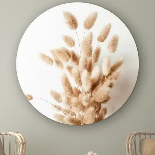Muurcirkel Bunny tail gras aan de muur boven twee rotan stoelen
