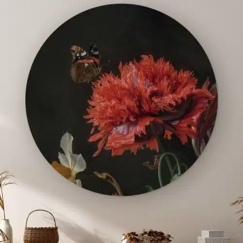 Muurcirkel Close-up stilleven met bloemen in een glazen vaas aan de muur boven een kast met een rieten mandje