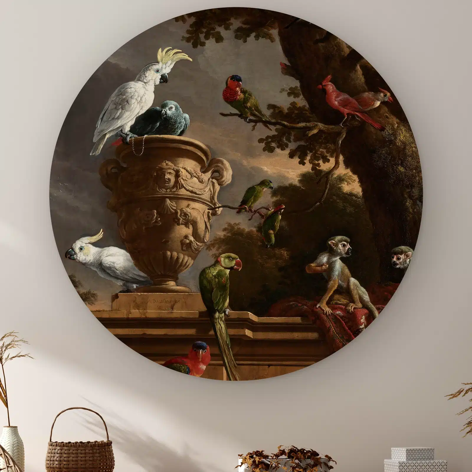 Muurcirkel De Menagerie van Melchior d' Hondecoeter aan de muur boven een kast met een rieten mandje