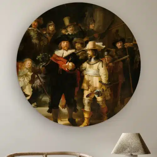 Muurcirkel De Nachtwacht van Rembrandt van Rijn aan de muur boven een rotan stoel en een tafellamp