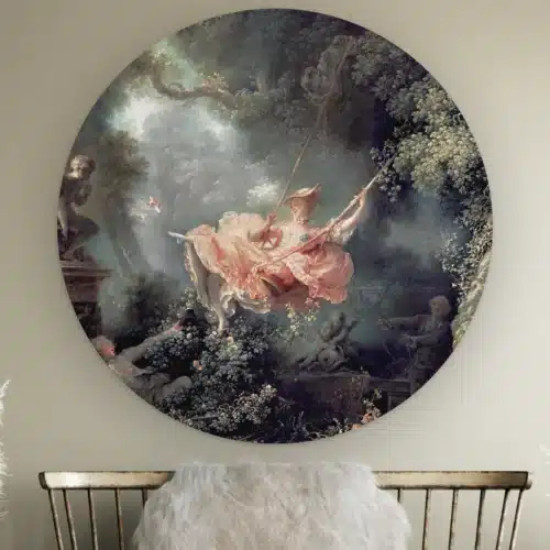 Muurcirkel De Schommel van Jean-Honoré Fragonard aan de muur boven een houten bankje met schapenvacht