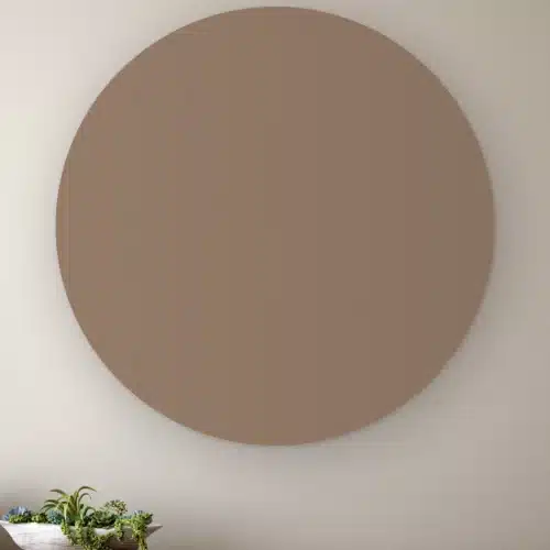 Muurcirkel Donker taupe aan de muur boven een houten dressoir met planten