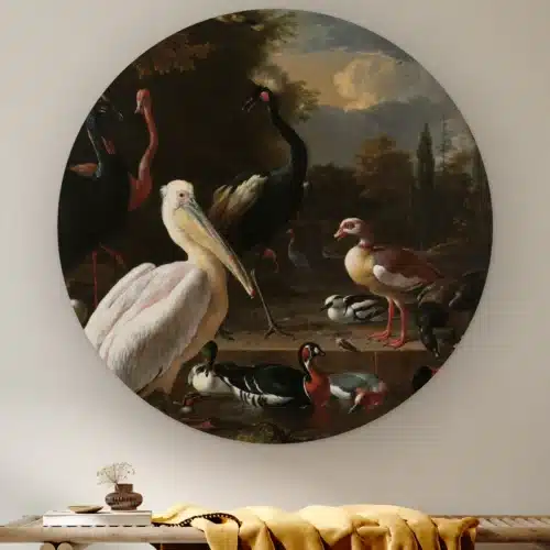 Muurcirkel Het drijvend veertje van Melchior d' Hondecoeter aan de muur boven een houten bank met een okergele plaid