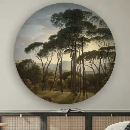 Muurcirkel Italiaans landschap met parasoldennen van Hendrik Voogd aan de muur boven een dressoir met rotan deurtjes