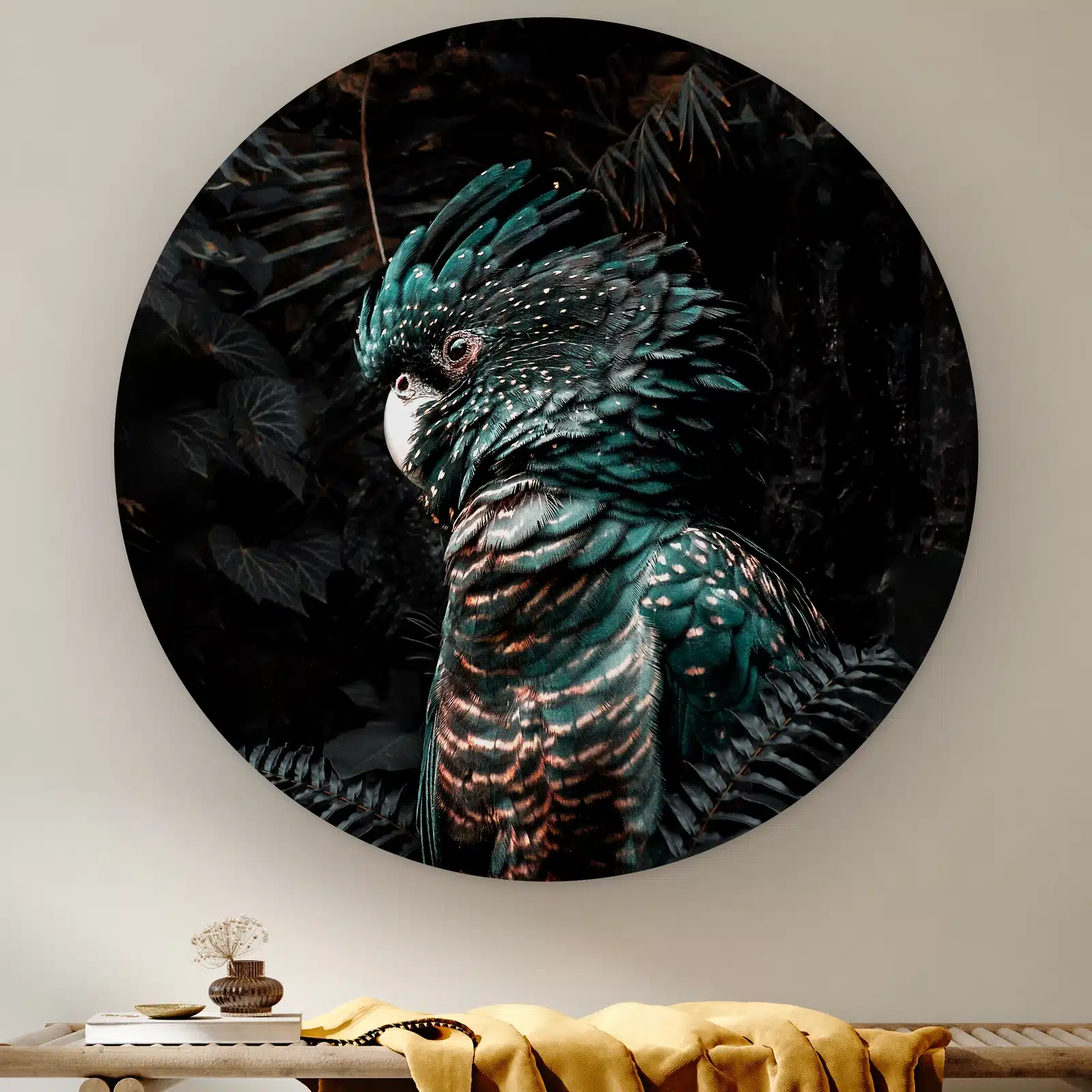 Muurcirkel Jungle kaketoe aan de muur boven een houten bank met een okergele plaid