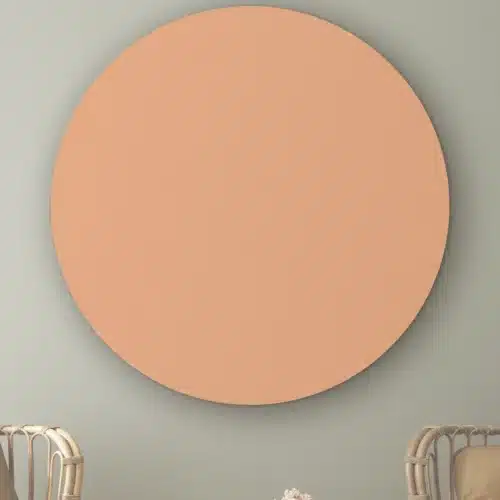 Muurcirkel Licht nude pink aan de muur boven twee rotan stoelen