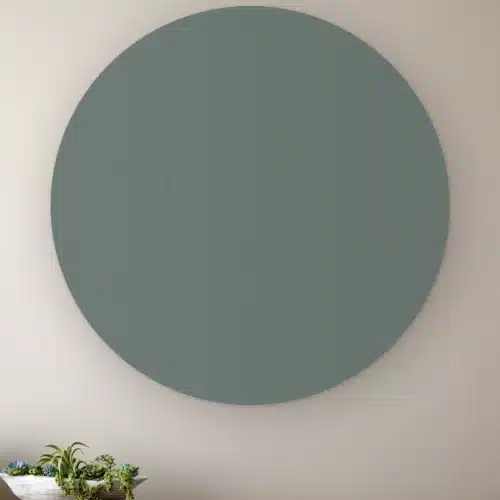 Muurcirkel Licht petrol aan de muur boven een houten dressoir met planten