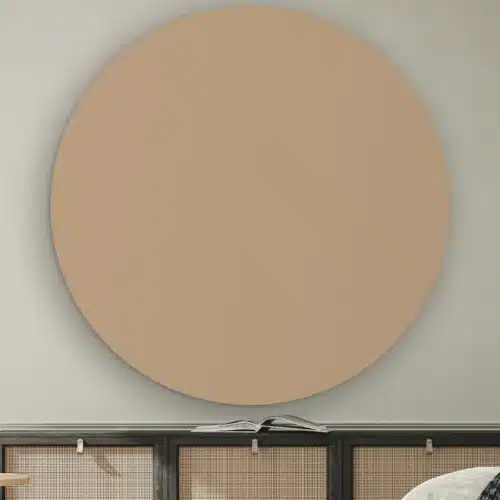 Muurcirkel Licht taupe aan de muur boven een dressoir met rotan deurtjes