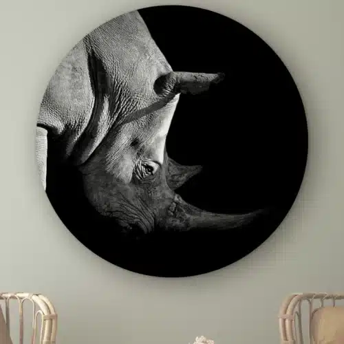 Muurcirkel Neushoorn aan de muur boven twee rotan stoelen