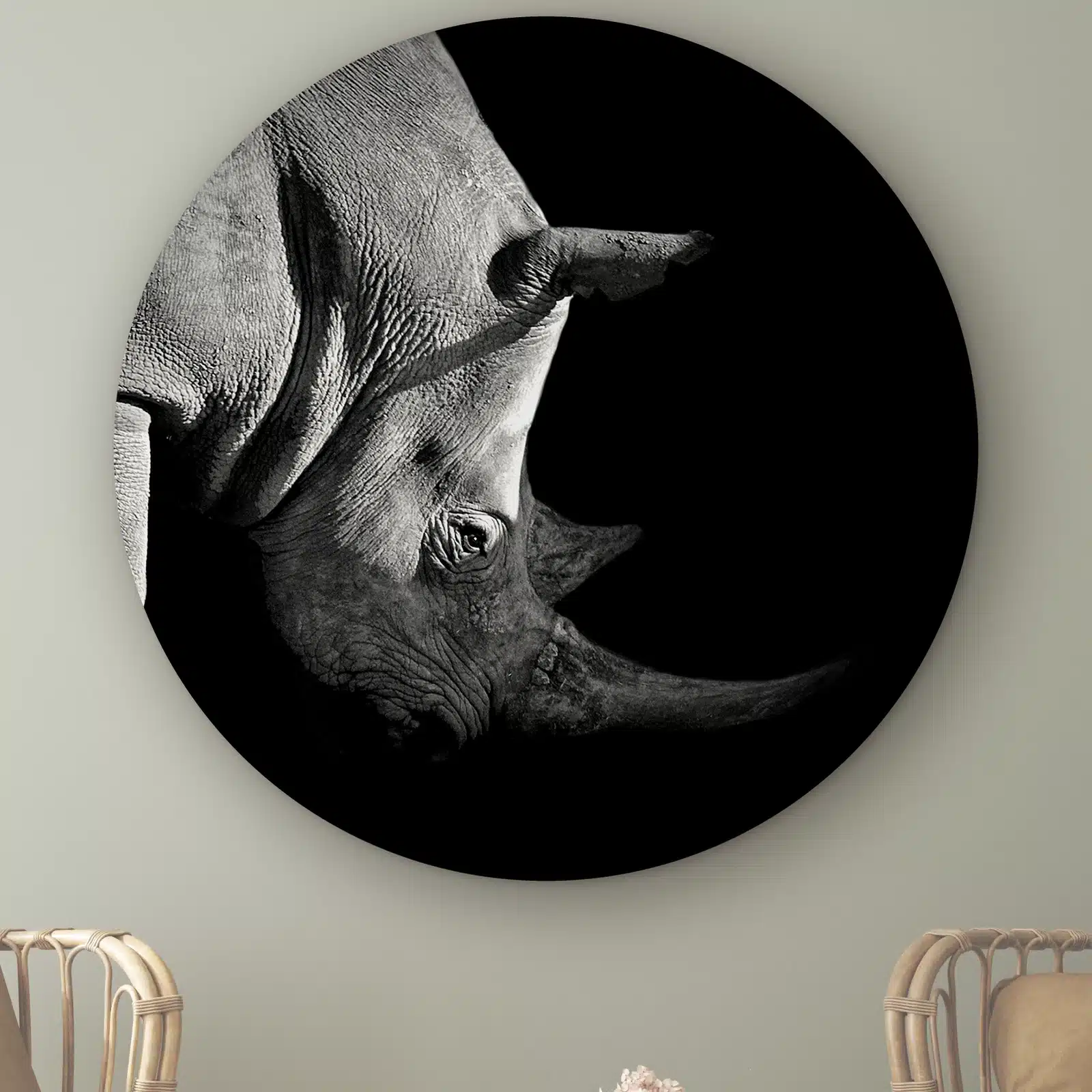 Muurcirkel Neushoorn aan de muur boven twee rotan stoelen