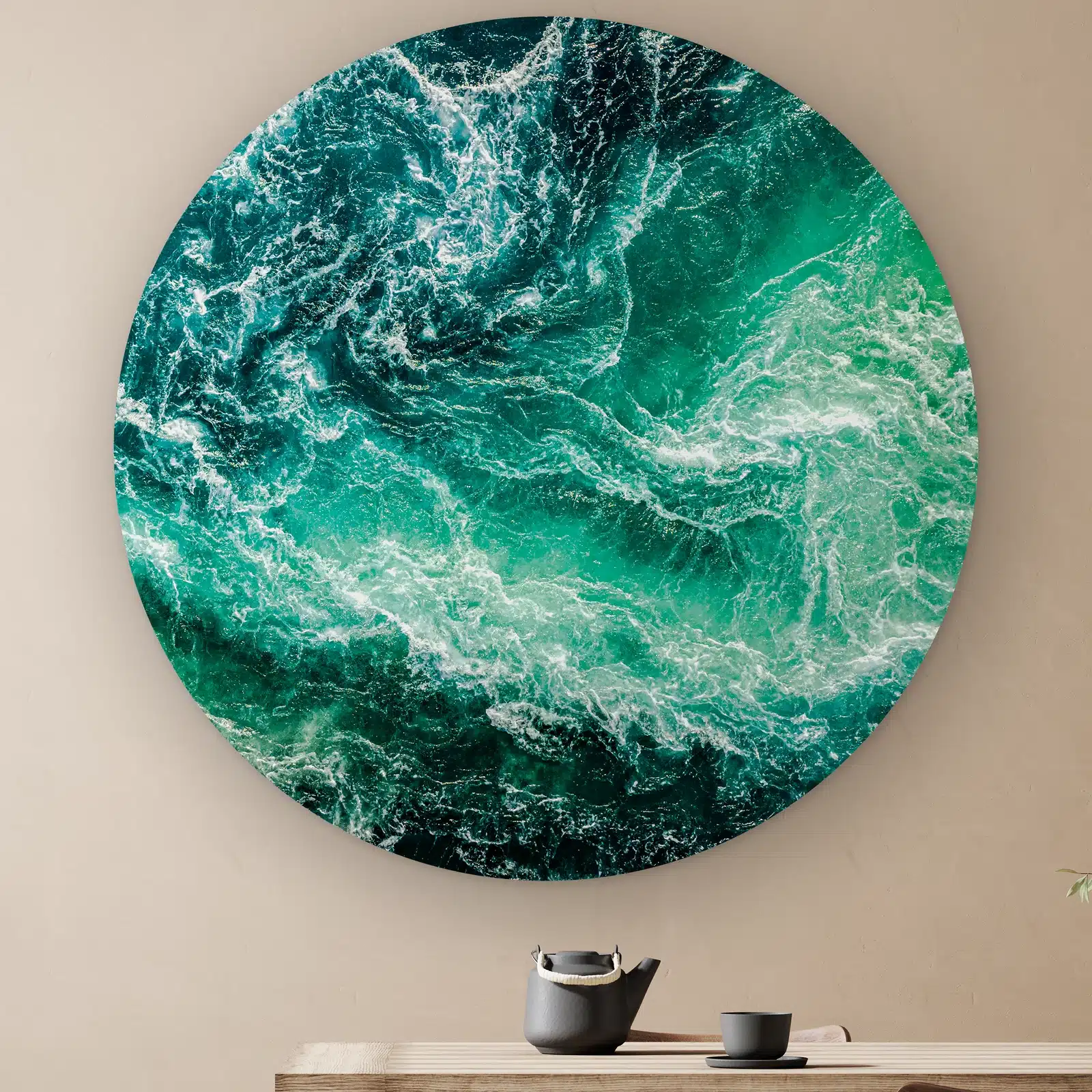 Muurcirkel Oceaan aan de muur boven een houten tafel met theepot