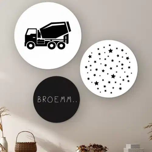 Muurcirkel set Cementwagen aan de muur boven een kast met een rieten mandje