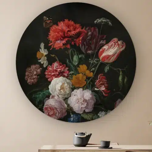 Muurcirkel Stilleven met bloemen in een glazen vaas van Jan Davidsz. de Heem aan de muur boven een houten tafel met theepot