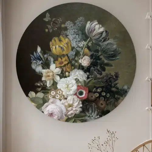 Muurcirkel Stilleven met bloemen van Eelke Jelles Eelkema aan de muur in een lichte kamer met droogbloemen