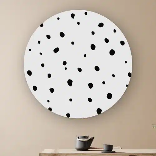 Muurcirkel Stippen aan de muur boven een houten tafel met theepot