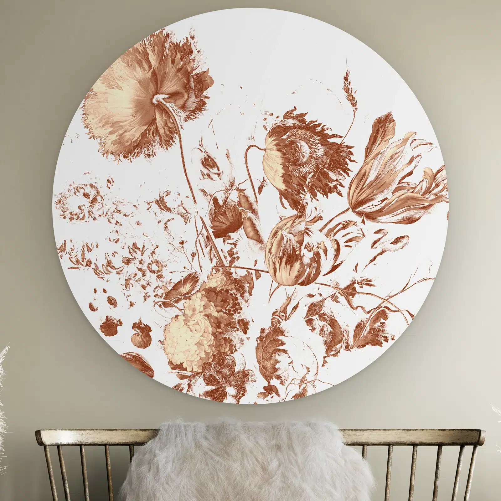 Muurcirkel Vintage bloemen aan de muur boven een houten bankje met schapenvacht