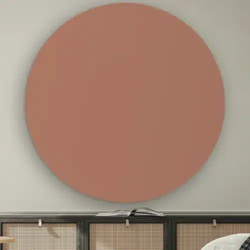Muurcirkel Warm nude aan de muur boven een dressoir met rotan deurtjes