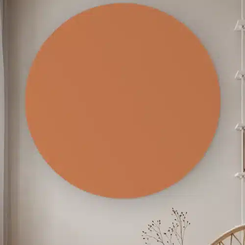 Muurcirkel Zandbruin aan de muur in een lichte kamer met droogbloemen