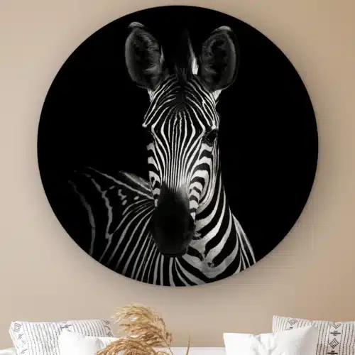 Muurcirkel Zebra portret aan de muur boven een witte bank met kussens