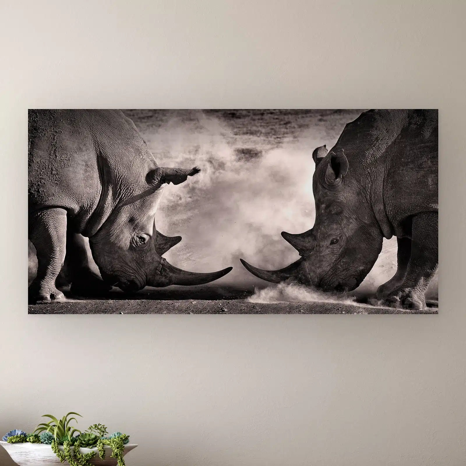Neushoorn gevecht aan de muur boven een houten dressoir met planten