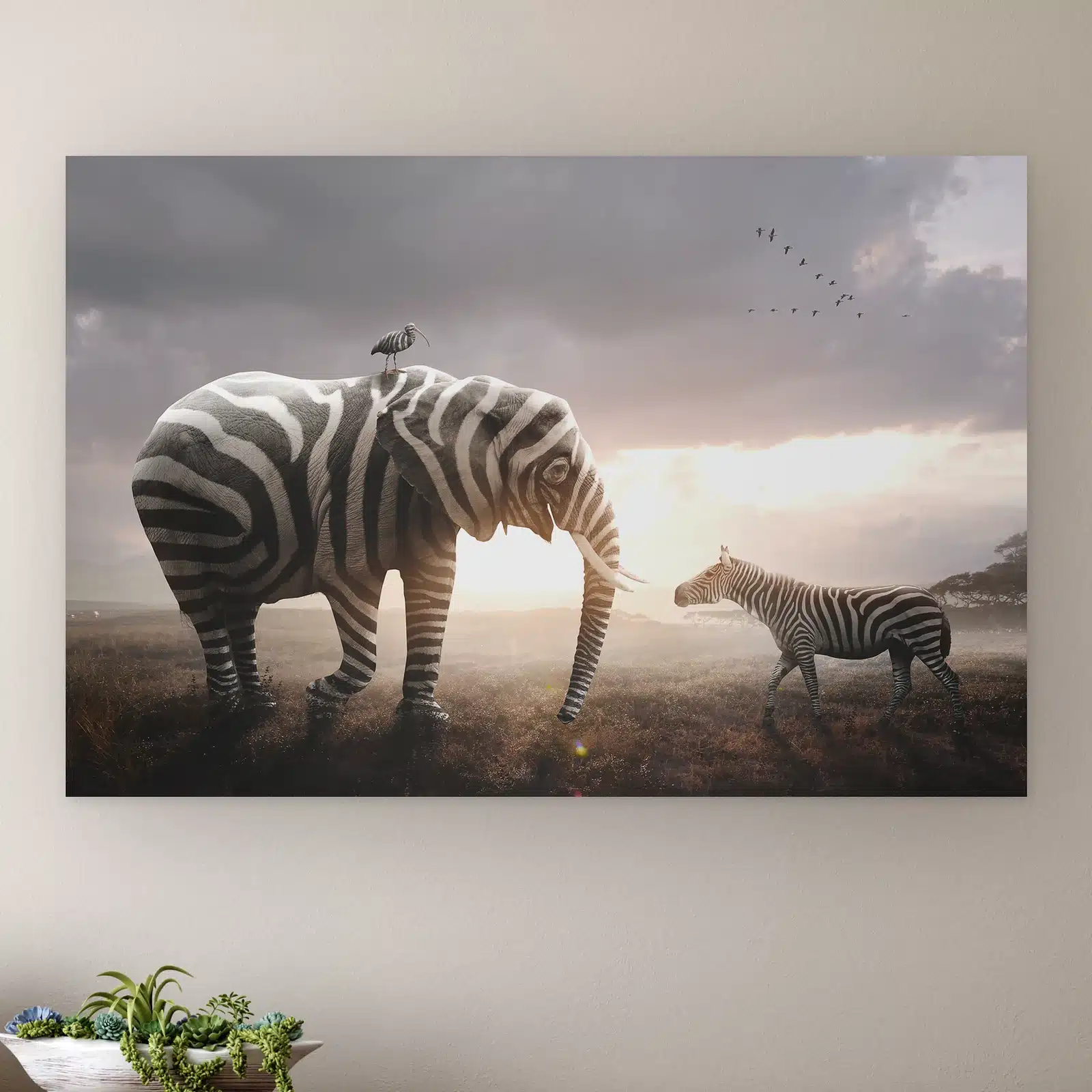 Olifant met zebrastrepen aan de muur boven een houten dressoir met planten