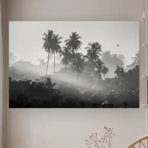 Palmen in de jungle aan de muur in een lichte kamer met droogbloemen