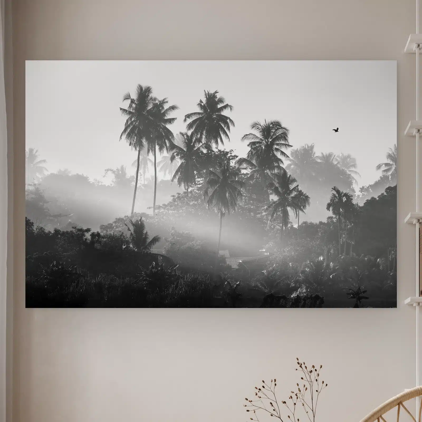 Palmen in de jungle aan de muur in een lichte kamer met droogbloemen