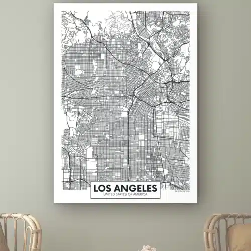 Plattegrond Los Angeles aan de muur boven twee rotan stoelen
