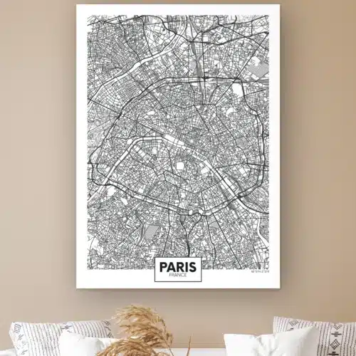 Plattegrond Parijs aan de muur boven een witte bank met kussens