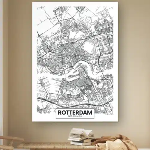 Plattegrond Rotterdam aan de muur boven een houten bankje met boeken
