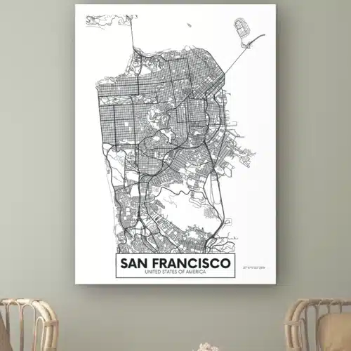 Plattegrond San Francisco aan de muur boven twee rotan stoelen