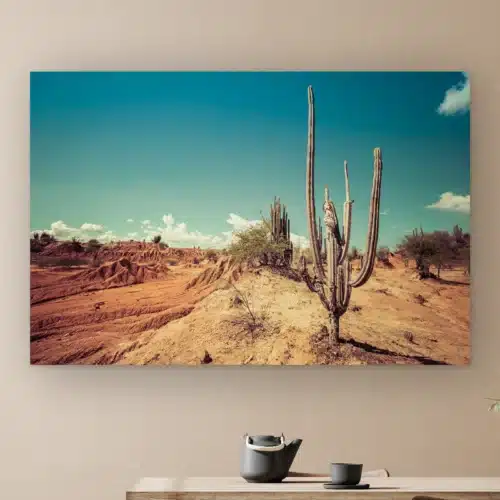 Rode woestijncactus aan de muur boven een houten tafel met theepot