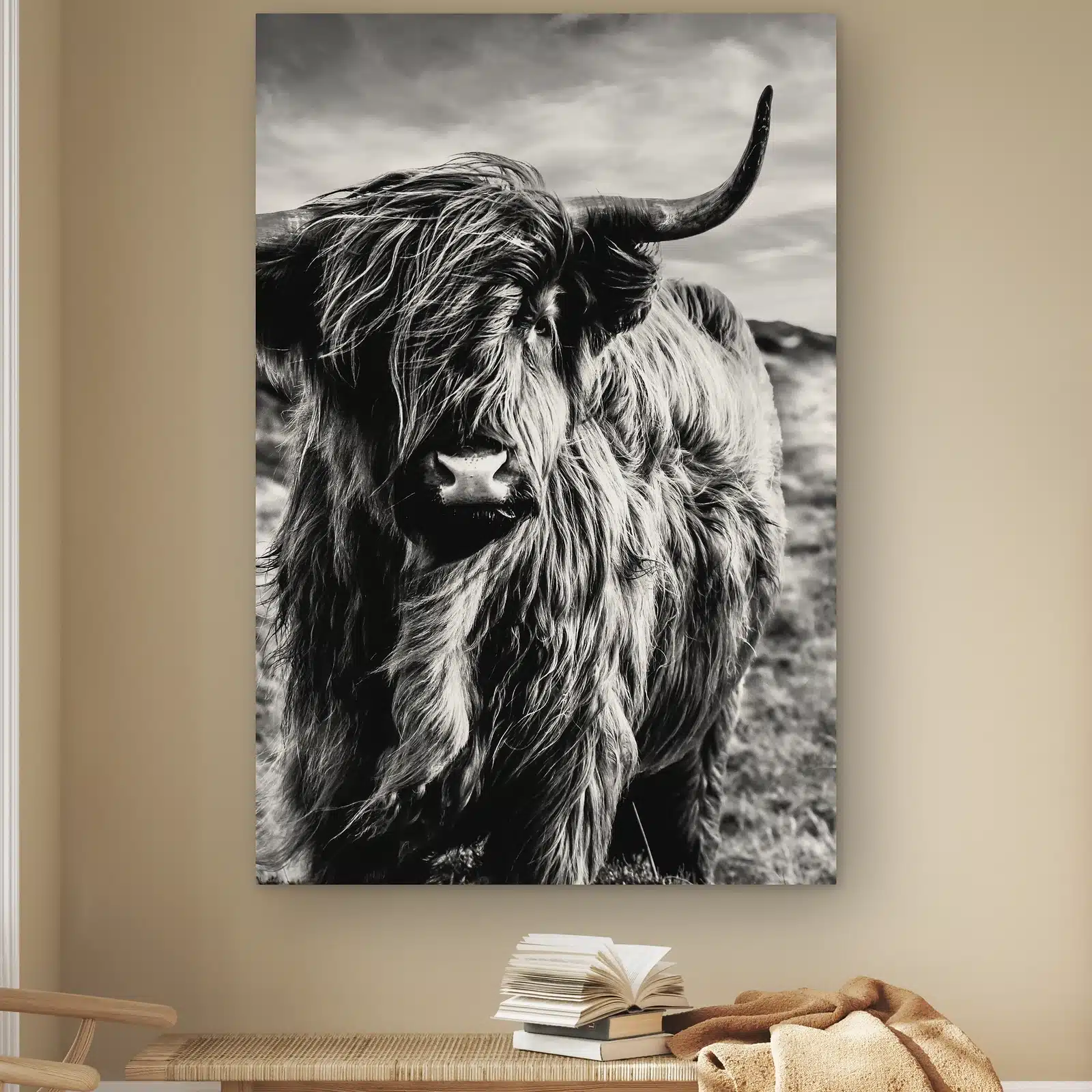 Schotse hooglander zwart wit aan de muur boven een houten bankje met boeken