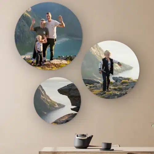 Stel je eigen muurcirkel set samen aan de muur boven een houten tafel met theepot