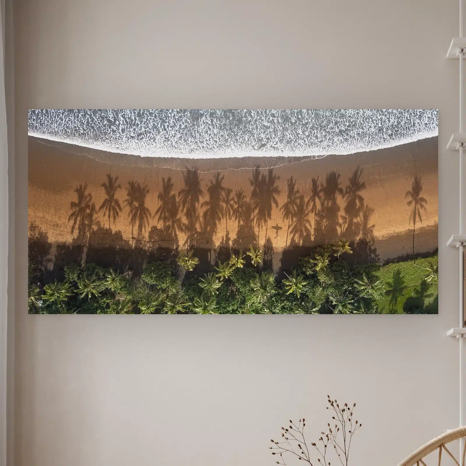 Strand van bovenaf aan de muur in een lichte kamer met droogbloemen