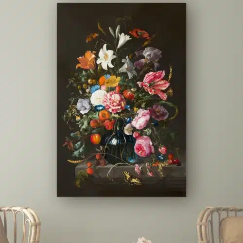 Vaas met bloemen van Jan Davidsz. de Heem aan de muur boven twee rotan stoelen