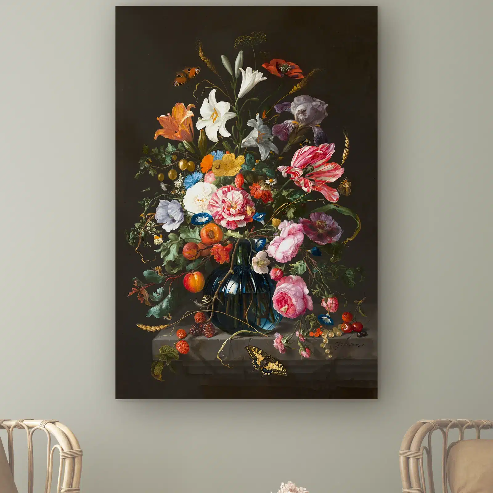 Vaas met bloemen van Jan Davidsz. de Heem aan de muur boven twee rotan stoelen