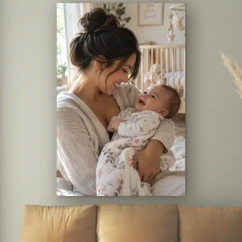 Wanddecoratie met eigen foto aan de muur boven een cognac bank